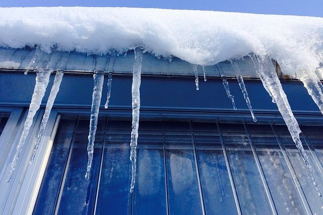 Получить компенсацию при падении снега с крыши в Кировграде